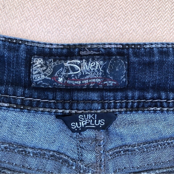 Silver Women’s Suki Surplus Flare Raw Hem Dark Wash Mid Rise Jeans W32/L32 - Picture 13 of 15